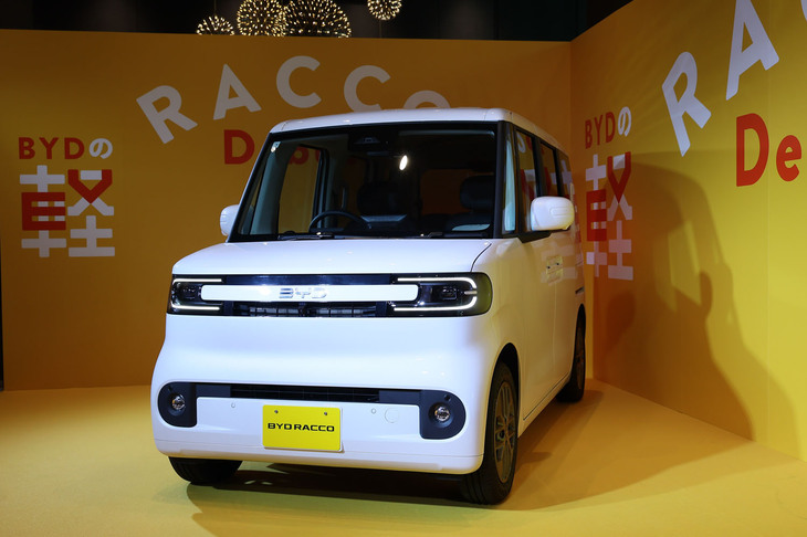 「BYDラッコ」のフロントフェイス。ヘッドランプの間にはボディーと同色のパネルが備わり、。その中央に「BYD」のロゴが入る。