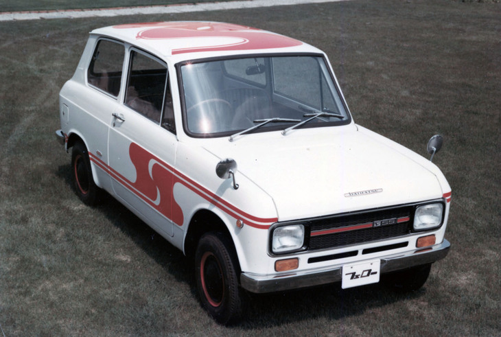 1968年6月に発売された「ダイハツ・フェローSS」。黒基調にアクセントで赤を差したフロントグリルやホイールなどで外装を差別化。ボディーサイドとルーフの派手な“SS”のレタリング／ストライプはデモカー（メディア向け試乗車）用の特別仕様。