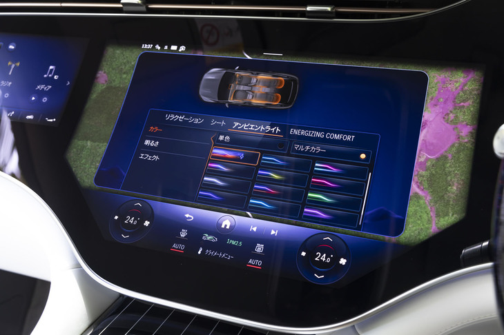 アンビエントライトはマルチカラーに対応。写真で選択中のカラーでは状況に応じてパターンが変わり、走行中はライトが後方に流れるように点滅し、回生によるチャージ中は流れが逆になる。街のネオン看板のようだ。