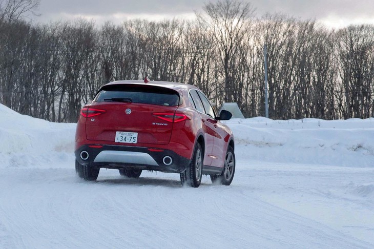 駆動方式は4WDながら、通常はすべての駆動トルクが後輪へと送られる。必要に応じて前後50：50の割合で配分される。
