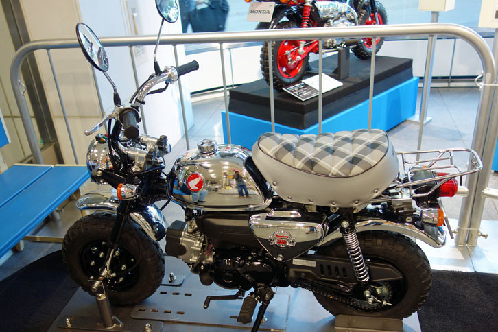 「モンキー50周年スペシャル」（2017年）。フューエルタンクやヘッドライトケース、フェンダー、サイドカバーなどがクロームメッキ仕上げとなるスペシャルモデル。シートもこれに合わせてモノトーンのチェック柄を採用したほか、50周年記念のロゴも各所にあしらわれる。モンキーのフィナーレを飾るにふさわしいスペシャル仕様。価格は、なんと43万2000円。