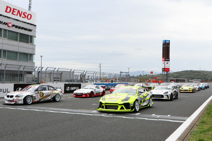 開幕を目前に控えたD1グランプリからは、10台以上の参戦マシンが集結。レーシングコースではエキシビションマッチも行われ、午前は単走、午後には追走のトーナメント戦を披露して、観覧者を歓喜させた。