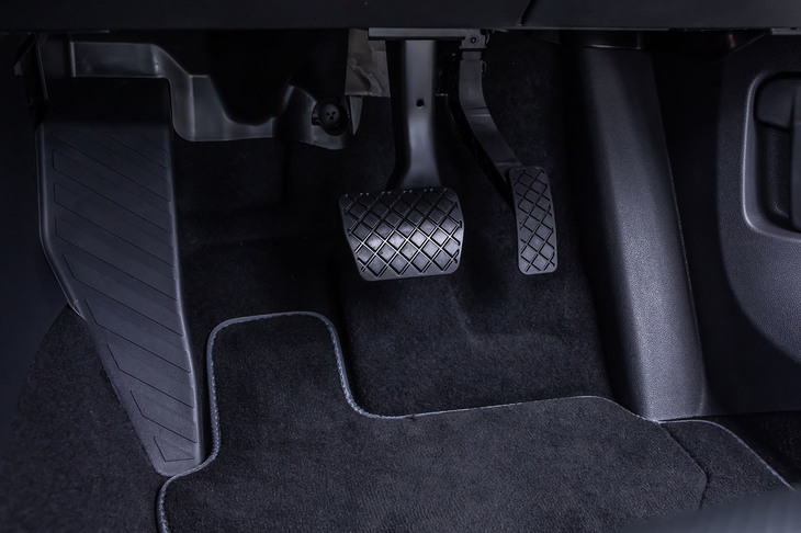 「パサート」のペダル配置。右端は、同一車線内全車速運転支援システム「トラベルアシスト」作動時などにアクセルペダルの操作から解放された右足が置けるようなフットレスト形状になっている。