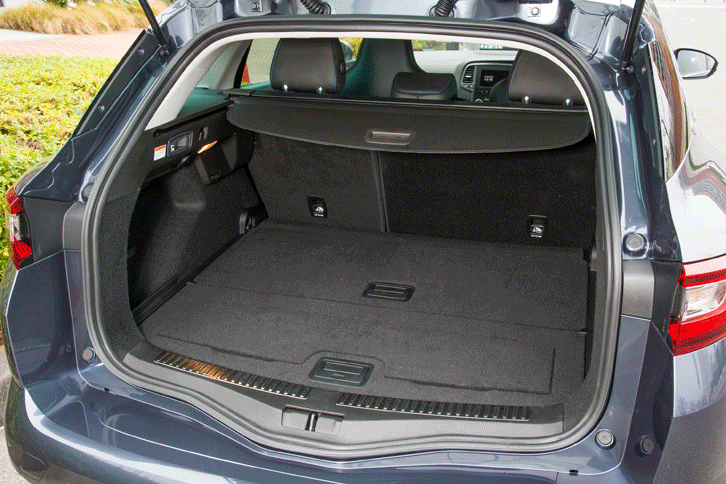 荷室容量は5人乗車時で580リッター、後席をたたんだ状態で1695リッター。高さの調整が可能な2分割式のフロアボードや荷室セパレーターなどにより、多彩なアレンジを実現している。（写真をクリックすると、シートの倒れる様子が見られます）