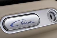 420km/hに挑むためには“スピードキー”（Chironのロゴが記された部分）を取り出し、その脇にある専用の鍵穴に挿さなくてはならない。