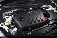 最高出力145PS、最大トルク380N・mを発生する2.3リッター（2267cc）ディーゼルターボエンジンを横置きで搭載する。ミニバン「デリカD：5」にも同じパワーユニットが採用されている。