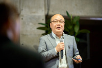 北星学園大学 経済学部経済学科 専任講師の藤井康平氏。環境経済学・環境政策論の専門家で、ミーティングでは投機を目的とした外資系企業などの参入や、それによる地域利益の域外流出、放棄された風車の処理などによる地域の負担増といった、今日における再エネ事業の問題点を指摘。面積や環境などが北海道に近いオーストリアの取り組みを例に、地域が主体の、地域に利益をもたらす再エネ事業の必要性を説いた。