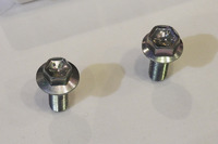 ボルトの頭部を12mmから10mmに小型化することで、締結力を保ったまま1gの軽量化を実現。これは二輪の技術を転用したものだ。たかが1gだが、クルマ1台につき2000本のボルトが使われているのでばかにできない。