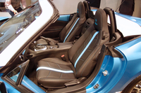 オプションのレザーシート（写真）は、ミツオカエンブレムの刺しゅうやストライプが特徴。