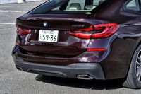 バンパーのすぐ上から開く大きな開口部を持つテールゲートには、リアバンパー下に足をかざすだけで開閉が可能な「コンフォートアクセスシステム」が標準装備されている。テールゲート後端上部には可動式のスポイラー（110km/hを超えると自動で立ち上がり、70km/h以下になると収納される）が備わる。