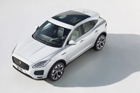 ボンネット、ルーフパネル、テールゲートはアルミとなる。パノラミックサンルーフも設定される。