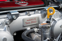 エンジンを組み上げた匠（たくみ）のネームプレートが貼られる。このユニットは「IZUMI SHIOYA」さんが担当した。