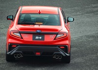 リアは、ブーメラン型のコンビランプや4本出しのマフラーエンドが特徴的。走りが自慢のモデルながら、そこはセダン。トランクルームには9.5インチのゴルフバッグが3つ収納できる。