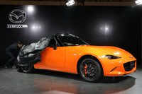 アンベールされる「ロードスター30周年記念車」。