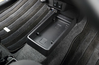 センターフロアトレーの下部にはサイドに突起が設けられており、ティッシュボックスを置いても、下の隙間に小物がしまえる。