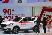 2017年の上海モーターショーで、MGはサッカーのリバプールFCの地域パートナーとなったことをアピール。イアン・ラッシュ選手（右から3番目）も登場して盛り上げた。2019年にはグローバルパートナーに。