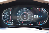 メーターパネルは液晶表示。燃費の情報やターボの過給圧をはじめ、オイルライフ、タイヤの空気圧などさまざまな情報を確認できる。