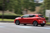 試乗した「インテンス テックパック」の車両本体価格は276万9000円。新旧の「インテンス」同士で比較すると、装備の充実によって20万円ほど値上がりしている。