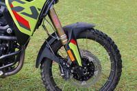 日本仕様の「F900GS」には、SHOWAのフルアジャスタブル倒立式テレスコピックフォークや、フルアジャスタブルセントラルスプリングストラット、ハンドルバーライザー、Mエンデュランスチェーンが標準で装備され、オフロード性能が高められている。