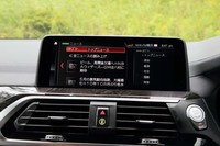 横長のセンターモニターは10.25インチサイズ。かざした手先の動作で特定の機能が操作できる「BMWジェスチャーコントロール」もオプションで用意される。
