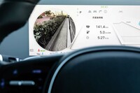 死角の様子は、写真のように液晶メーターパネル内に表示される。