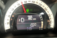 愛車「トゥインゴ」の平均燃費は14km/リッターぐらいだが、条件がよければ20km/リッターはいく。