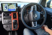 「タフト」には、ハンドル操作のアシスト機能が備わる運転支援システムもオプション設定されている。