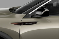 ボディーサイドに付けられた「Auditorium」のステッカー。