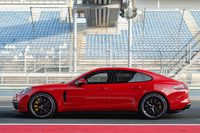 足まわりには、他のモデルより10mmローダウンされたスポーツサスペンションを採用。また、柔軟な制御と調整幅の大きなスプリングレートを実現する、3チャンバー式のアダプティブエアサスペンションを標準装備している。