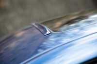 オーバー300km/hのモデルにのみ装着されるというサンルーフ前方のリップ。最高巡航速度を重視するアルピナならではのこだわりだ。