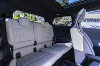 後席（写真）は2人掛け。「MINIクーパーSE」の定員は4人である。