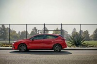 先行して国内デビューした「クロストレック」のパワーユニットは、2リッターの水平対向4気筒エンジンをベースとするマイルドハイブリッドシステム「e-BOXER」。新型「インプレッサ」も（少なくとも2リッターは）同じ仕様になると考えるのが自然だが、果たして……？