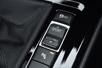 シフトレバーの横に、ノーマル／スポーツ／エコプロの3つの走行モードが選択できる「ドライビングパフォーマンスコントロール」スイッチが備わっている。