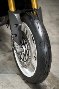 タイヤサイズは、前が120/70ZR17、後ろが190/55R17。ピレリのハイグリップタイヤ「ディアブロロッソIVコルサ」が純正装着される。