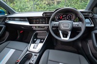 シルバーとブラックでコーディネートされたダッシュボードは最新のアウディらしいクールなデザイン。センターコンソールがドライバー側に向いたドライバーオリエンテッドなレイアウトをとる。