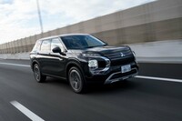 駆動用リチウムイオンバッテリーの容量は20kWh。容量自体はこちらが多いが、EV航続可能距離やモード燃費などの数値は「RAV PHV」のほうが優秀。