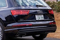 テールゲートは、ボディーサイドから開く、独特の形状を持っている。LED式のヘッドライトとデザイン的な統一を図った意匠を持つ、テールライトを採用している。