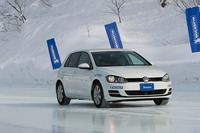 圧雪路やアイスバーンを織り交ぜたハンドリングコースを行くテスト車両の「フォルクスワーゲン・ゴルフ7」。