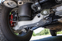 サスペンションはフロントがダブルウイッシュボーン式、リアがマルチリンク式。最大で145mm車高を引き上げられる電子制御エアサスペンションに連続可変ダンパーの「アダプティブダイナミクス」が組み合わされている。