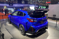 リアウイングがデカいスバルの「Performance-B STIコンセプト」。スバリストと守旧派カーマニア待望の水平対向4気筒ターボ＋6段MTモデルである。