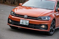 フロントにはワイド感を強調する専用フロントバンパーが装着される。