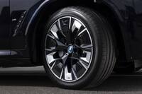 「エアロダイナミックホイール」と名づけられた、「BMW iX3 Mスポーツ」の個性的なホイール。そのデザインにも、スタイリッシュなロゴの「アドバンスポーツV107」はよく似合う。