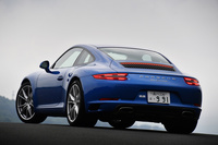 リアまわりでは、リアフードのルーバーやテールランプのデザイン、バンパー両端に開けられたインタークーラー用の排気ベントなどにより、前期型と見分けがつく。