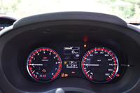 メーターは2眼式。左がタコメーターでレッドゾーンは6200rpmから。