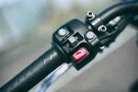 ハンドルに備わるライディングモードセレクターの切り替えスイッチ。モードは「レイン」「ロード」「スポーツ」の3種類で、スロットルマップとトラクションコントロールの制御が切り替わる。