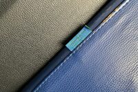 バックレストに付いたタグ。よく見ると難燃素材であることの表示であった。