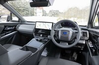 高さを抑えて開放感を追求したダッシュボード。トヨタ版との見た目の違いはステアリングホイールのエンブレムやメーターとインフォテインメントシステムのオープニング画面などごくわずか。