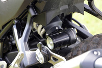 電子制御式の「ダイナミックサスペンションアジャストメント（DSA）」は、ライディングモードや走行環境、およびライダーの操作に応じて伸縮の特性が自動で変化する。