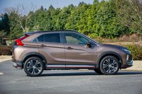 ボディーサイズは全長×全幅×全高＝4405×1805×1685mm。サイドビューではリアコンビランプへと斜めに走るキャラクターラインと、それに沿うように傾けられたベルトラインが目を引く。