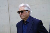 控室からトークショー会場に向かうジウジアーロ氏。立派な体躯（たいく）をイタリアンファッションに包み、見事なまでの“イケ爺”ぶりだった。